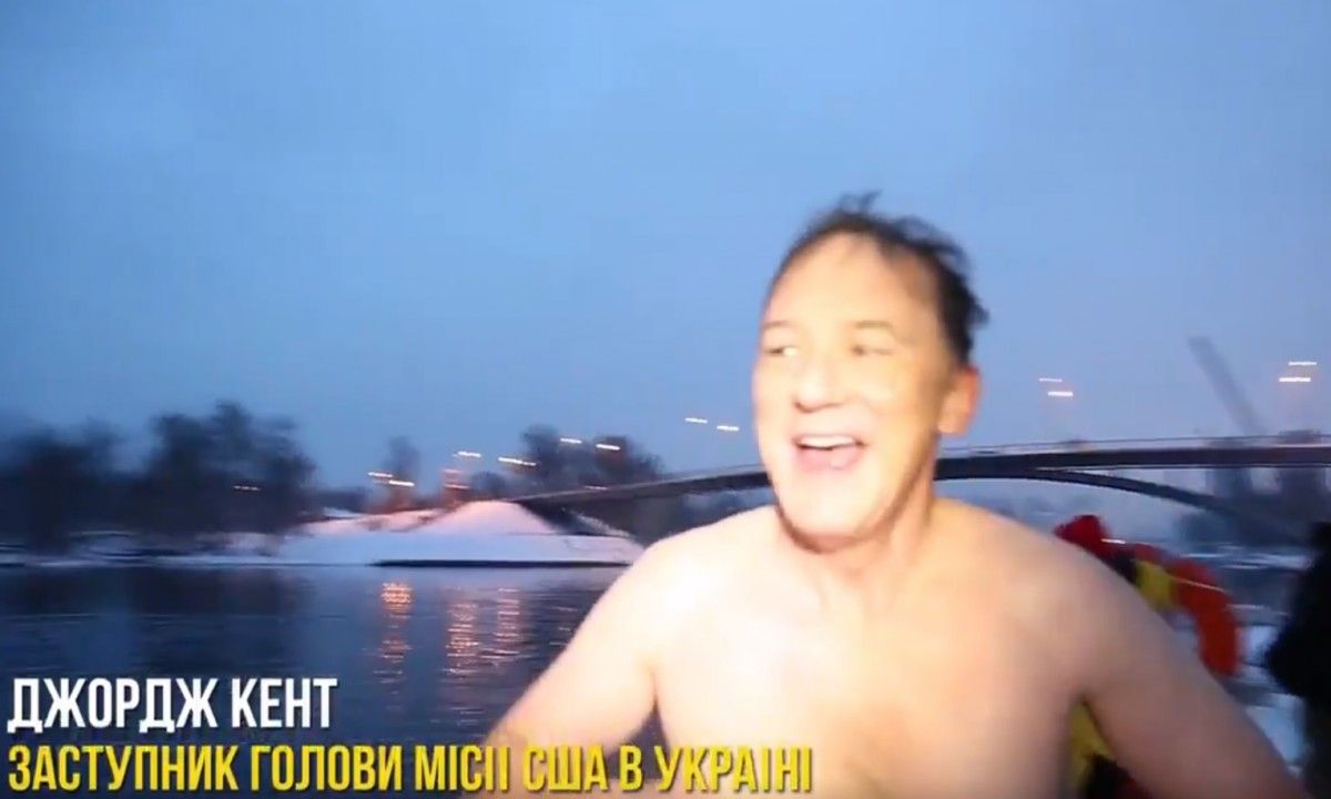 Американський дипломат Джордж Кент відзначив Водохрещ купанням у Дніпрі / Скріншот - Twitter, U.S. Embassy Kyiv Американський дипломат Джордж Кент відзначив Водохрещ купанням у Дніпрі / Скріншот - Twitter, U.S. Embassy Kyiv