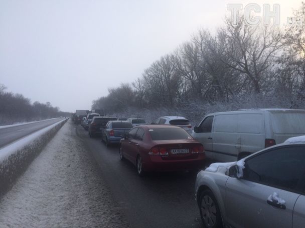 На трасі Київ-Одесаутворився кількакілометровий затор / фото ТСН На трасі Київ-Одесаутворився кількакілометровий затор / фото ТСН