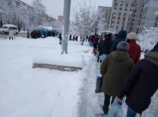 У Черкасах люди вишиковувалися у величезні черги за привізною водою / фото vikka У Черкасах люди вишиковувалися у величезні черги за привізною водою / фото vikka