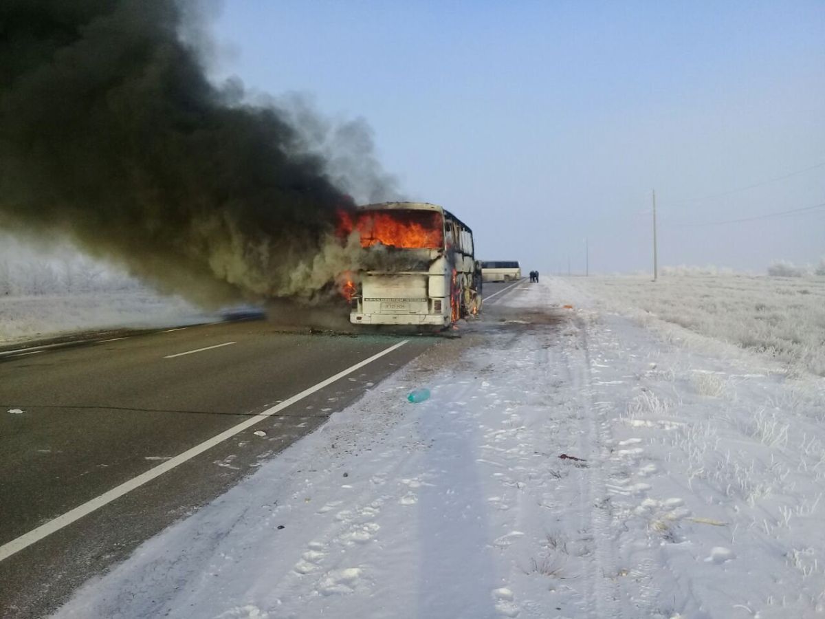 Пожар в автобусе в Казахстане / REUTERS Пожар в автобусе в Казахстане / REUTERS