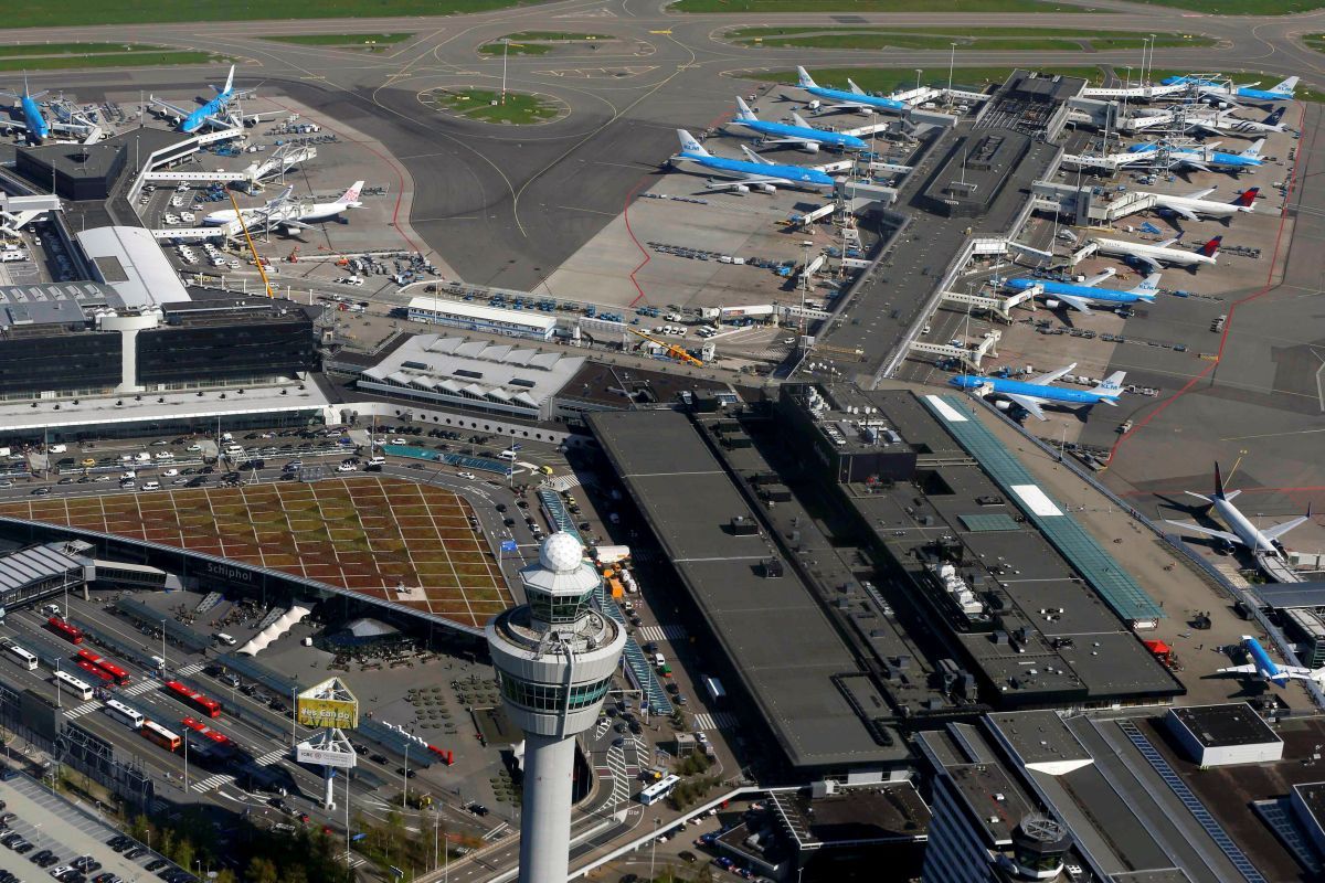 Близько 600 пасажирів прибули з ПАР в Амстердам двома рейсами авіакомпанії KLM / фото REUTERS