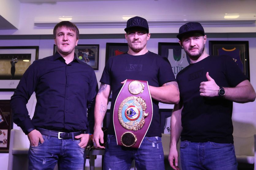 Олександр Усик (в центрі) з промоутером і тренером / K2 Promotions Олександр Усик (в центрі) з промоутером і тренером / K2 Promotions