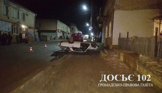 На Тернопільщині госпіталізовано двох пасажирів легковика, що перекинувся на швидкості (фото) На Тернопільщині госпіталізовано двох пасажирів легковика, що перекинувся на швидкості (фото)