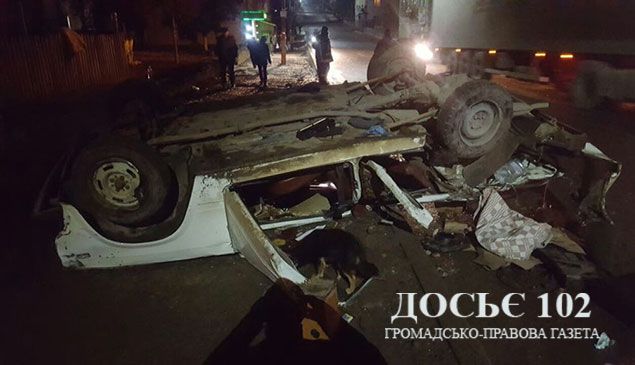 На Тернопільщині госпіталізовано двох пасажирів легковика, що перекинувся на швидкості (фото) На Тернопільщині госпіталізовано двох пасажирів легковика, що перекинувся на швидкості (фото)