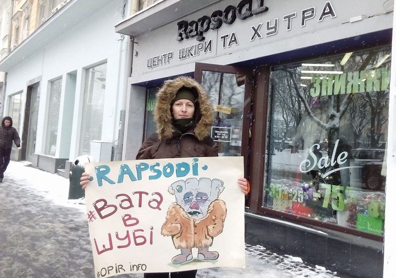 Зоозащитница повторно пикетировала магазин меха за оскорбительные антиукраинские высказывания продавщицы / фото Юлии Поликовской Зоозащитница повторно пикетировала магазин меха за оскорбительные антиукраинские высказывания продавщицы / фото Юлии Поликовской