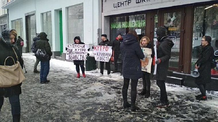 Активисты повторно пришли пикетировать магазин за сепаратистские высказывания продавщицы / фото Игоря Зинкевича Активисты повторно пришли пикетировать магазин за сепаратистские высказывания продавщицы / фото Игоря Зинкевича