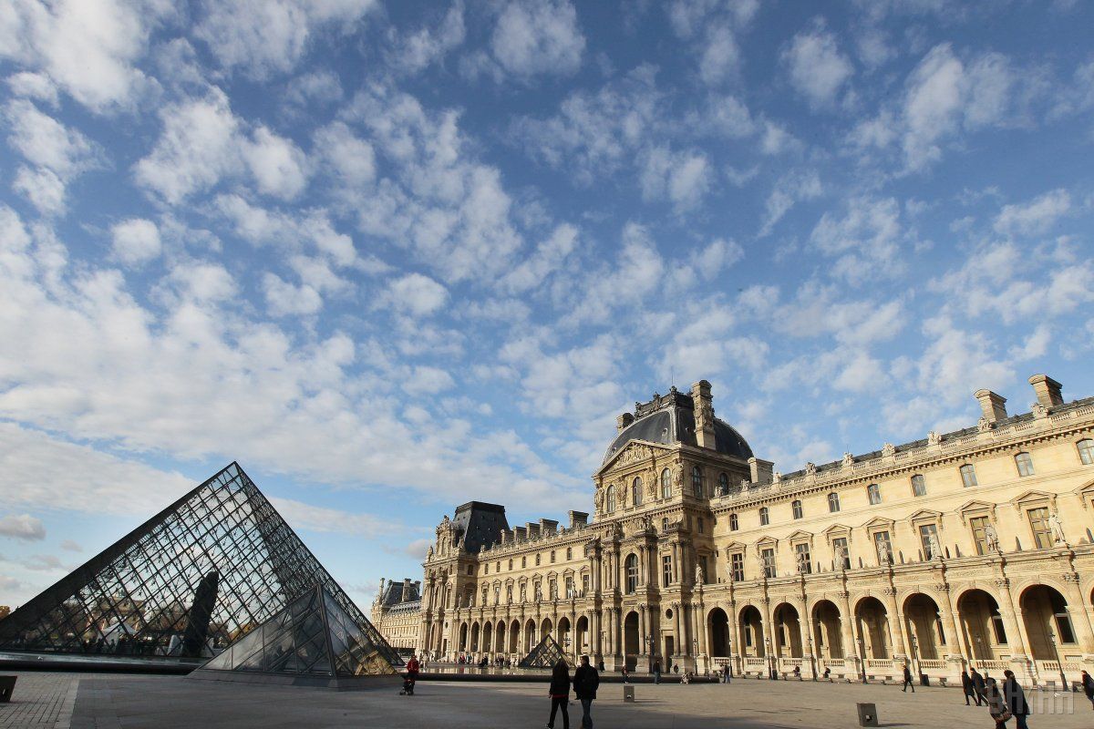Вхід до Лувру у Парижі / фото УНІАН