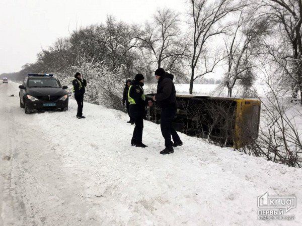 На Днепропетровщине перевернулся автобус с пассажирами / фото 1kr.ua На Днепропетровщине перевернулся автобус с пассажирами / фото 1kr.ua