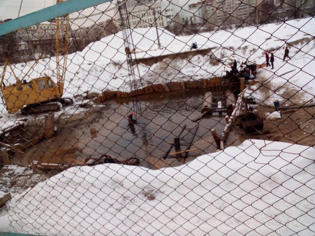 Будівельники зливали відходи в озеро / фото прес-служба Держрибагентства Будівельники зливали відходи в озеро / фото прес-служба Держрибагентства
