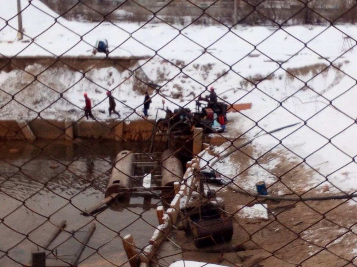 Забруднена вода потрапляла до озера Позняки / фото прес-служба Держрибагентства Забруднена вода потрапляла до озера Позняки / фото прес-служба Держрибагентства