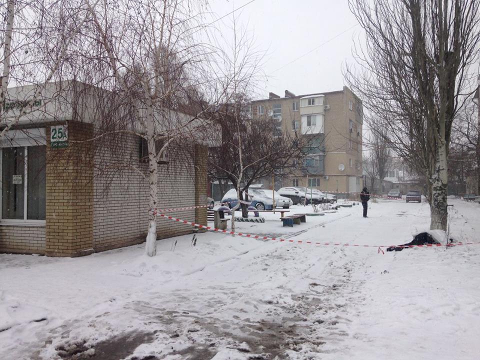 Зловмисник підірвав гранату, постраждали троє правоохоронців / фото facebook.com/Сергій Князєв Зловмисник підірвав гранату, постраждали троє правоохоронців / фото facebook.com/Сергій Князєв