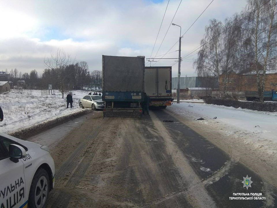 На Тернопольщине грузовик съехал в кювет и перевернулся (фото) На Тернопольщине грузовик съехал в кювет и перевернулся (фото)