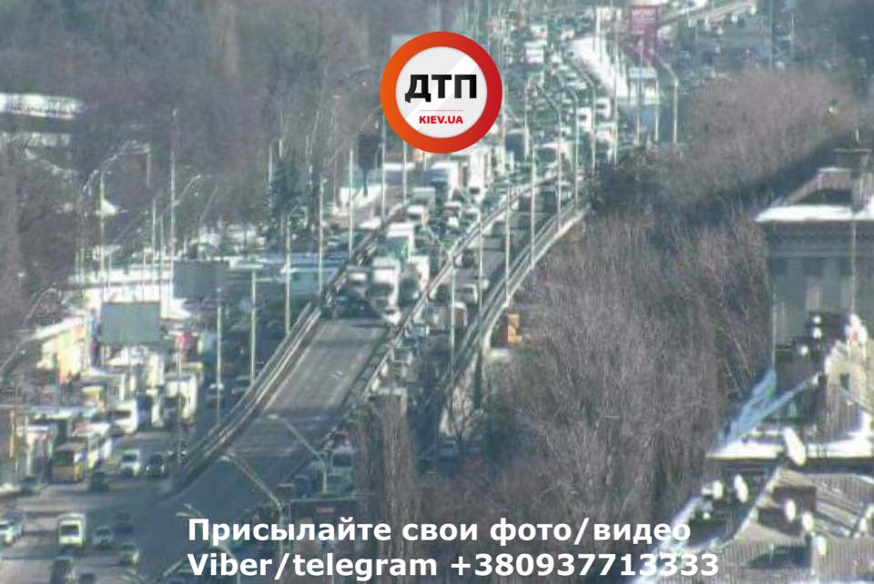 На столичном проспекте Победы образовался огромный затор / dtp.kiev.ua На столичном проспекте Победы образовался огромный затор / dtp.kiev.ua