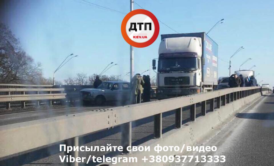 На мосту возле метро На мосту возле метро