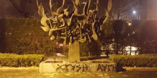 Надпись на памятнике появилась после демонстрации ультраправых / neoskosmos.com