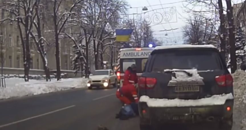 На кадрах видно, як чоловік падає у руки лікарів / Скріншот відео ТСН На кадрах видно, як чоловік падає у руки лікарів / Скріншот відео ТСН