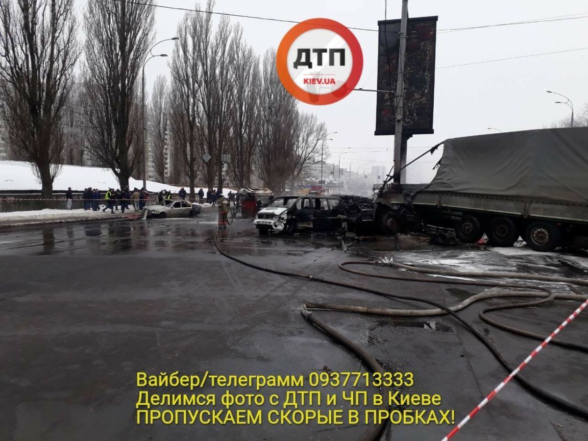 В результате ДТП автомобили сгорели / фото facebook.com/dtp.kiev.ua В результате ДТП автомобили сгорели / фото facebook.com/dtp.kiev.ua