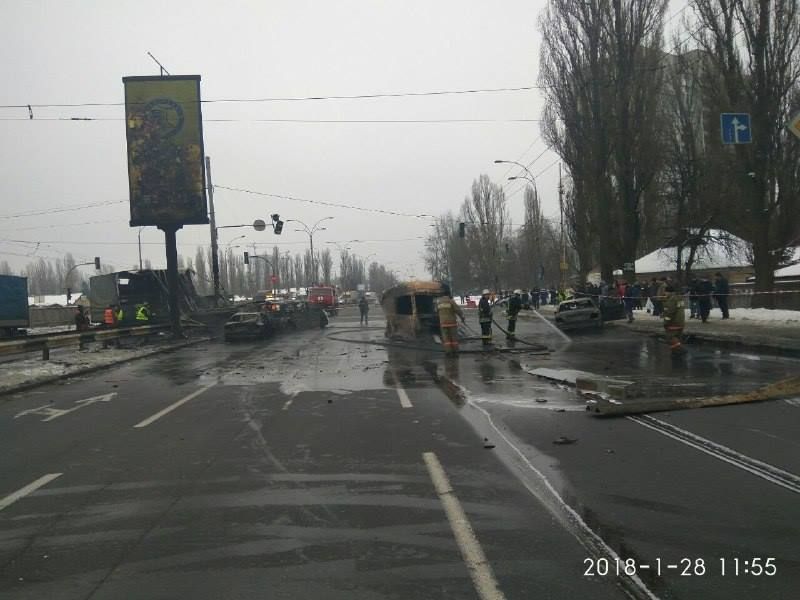 Кабина грузовика оказалась на встречной полосе / фото facebook.com/patrolpolice.gov.ua Кабина грузовика оказалась на встречной полосе / фото facebook.com/patrolpolice.gov.ua