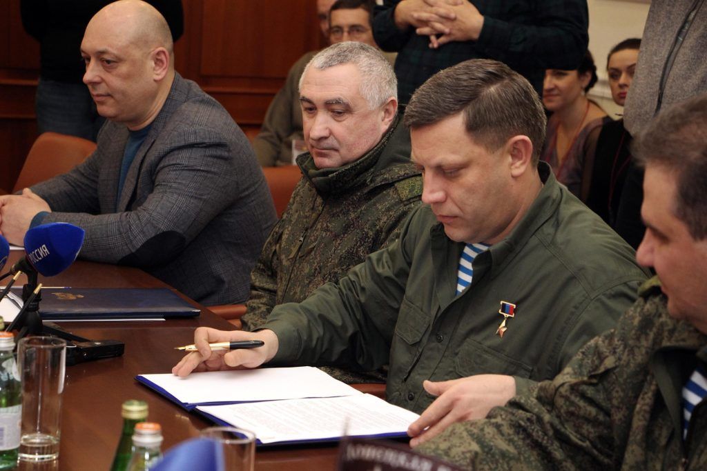 Пасечник и Захарченко подписали псевдодокумент / Сайт боевиков Пасечник и Захарченко подписали псевдодокумент / Сайт боевиков