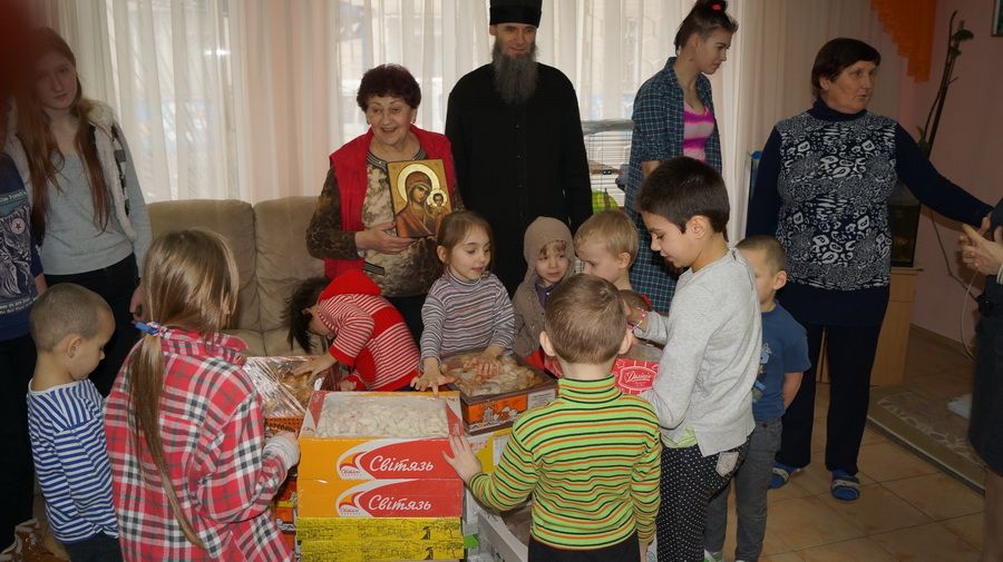 Братія відділу соцслужения відвідали вихованців дитячого закладу / lavra.ua Братія відділу соцслужения відвідали вихованців дитячого закладу / lavra.ua