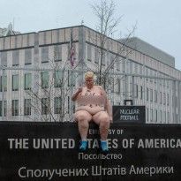 Пышнотелая активистка Femen устроила акцию у посольства США в Киеве (фоторепортаж)