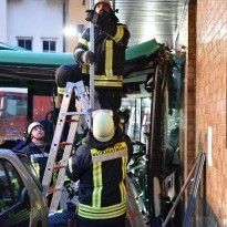 В Германии автобус с детьми врезался в стену (фото)