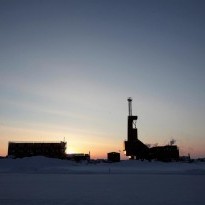Bloomberg: U.S. oil climbs toward Brent on weaker dollar and stockpile drop