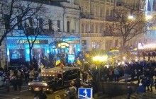 На Майдане Незалежности в Киеве участники факельного шествия проводят вече