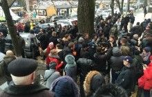 Принесли шини й вигукують "Ганьба!": активісти під поліцією Київщини вимагають знайти вбивць юристки Ноздровської (фото, відео)