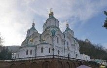 Вірянка з Буковини передала 25 тонн допомоги для біженців, що перебувають у Святогірській лаврі