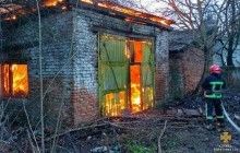 У Тернополі на території недіючого підприємства згорів гараж (фото)