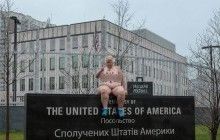 Пышнотелая активистка Femen устроила акцию у посольства США в Киеве (фоторепортаж)
