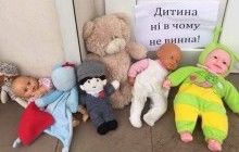 К церквям УПЦ МП несут игрушки после отказа прямо на похоронах отпевать ребенка (фото)