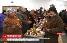 Велетенський дідух, благодійні обіди та святкові ярмарки: Київ та Львів зустрічають Різдво (відео)