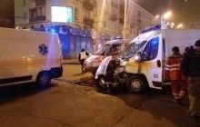 В центре Запорожья грузовик поехал на красный свет и протаранил скорую с пациентом (фото)