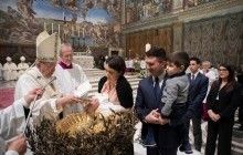 Папа Римский напомнил о праве матерей кормить младенцев грудью в Сикстинской капелле