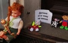 "Ребенок ни в чем не виноват": в Днепре возле собора УПЦ МП состоялась акция "Принеси куклу" (видео)