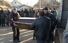 Убиту юристку Ноздровську ховають у закритій труні, в цей час у будинку Россошанського тривають слідчі дії (відео)