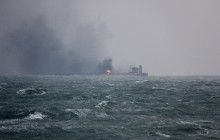 У берегов Китая четвертые сутки горит танкер с иранской нефтью