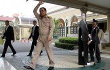 Прем'єр Таїланду запропонував журналістам ставити питання картонному двійникові та пішов
