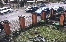 "Дурепа якась!": у поліції показали, як у Львові жінка провезла патрульного на капоті півкілометра (відео)