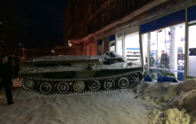 Мужчина в России угнал бронетранспортер ради бутылки вина (видео)