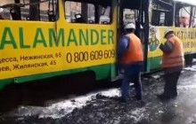 В Одесі знову горів трамвай: пасажири в паніці вибивали шибки та вистрибували з вікон (відео)