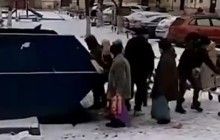 "Позор государству": в России сняли на видео, как пенсионеры достают из помойки просроченные продукты