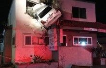 В США неадекватный водитель влетел на автомобиле в окно второго этажа клиники (фото)