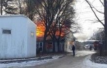 Языки пламени и столб густого черного дыма: во Львове горят склады лакокрасочных материалов (фото)