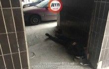 Названо причину смерті безхатька під стінами київської лікарні (фото, відео)