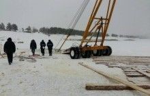 У Росії трактор пішов під лід при спробі витягнути кран, який рятував затонулий бензовоз (фото)