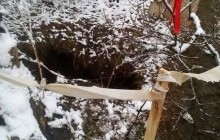 На Львівщині біля житлового будинку утворилося провалля на місці колишньої нафтової копанки (фото)