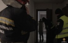 У Тернополі рятувальники врятували малолітню дитину, яка у багатоповерхівці з відкритого вікна кликала маму (фото, відео)